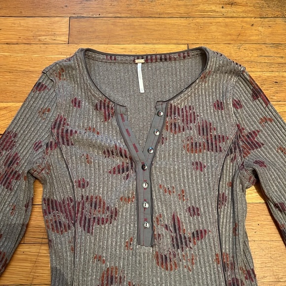 Free People Layer Me Henley in Washed Floral Grey, size XS - Picture 4 of 13